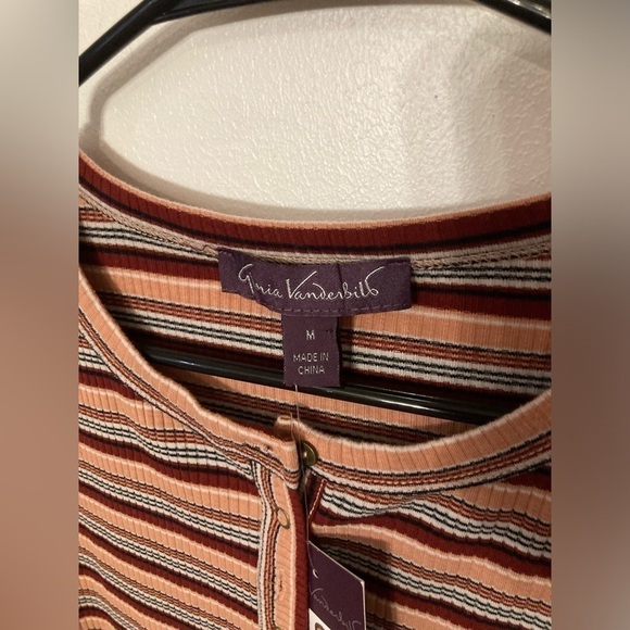 4/$25 Gloria Vanderbilt Ribbed Henley in color rust in size Medium. NWT - Picture 2 of 6